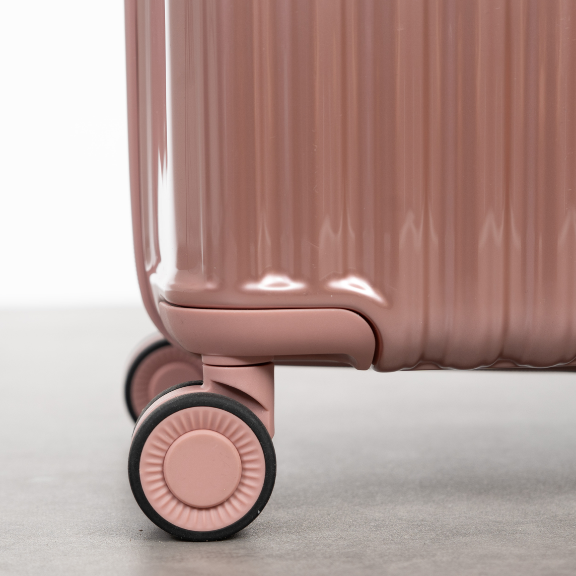 Vesta Medium Suitcase in Pink