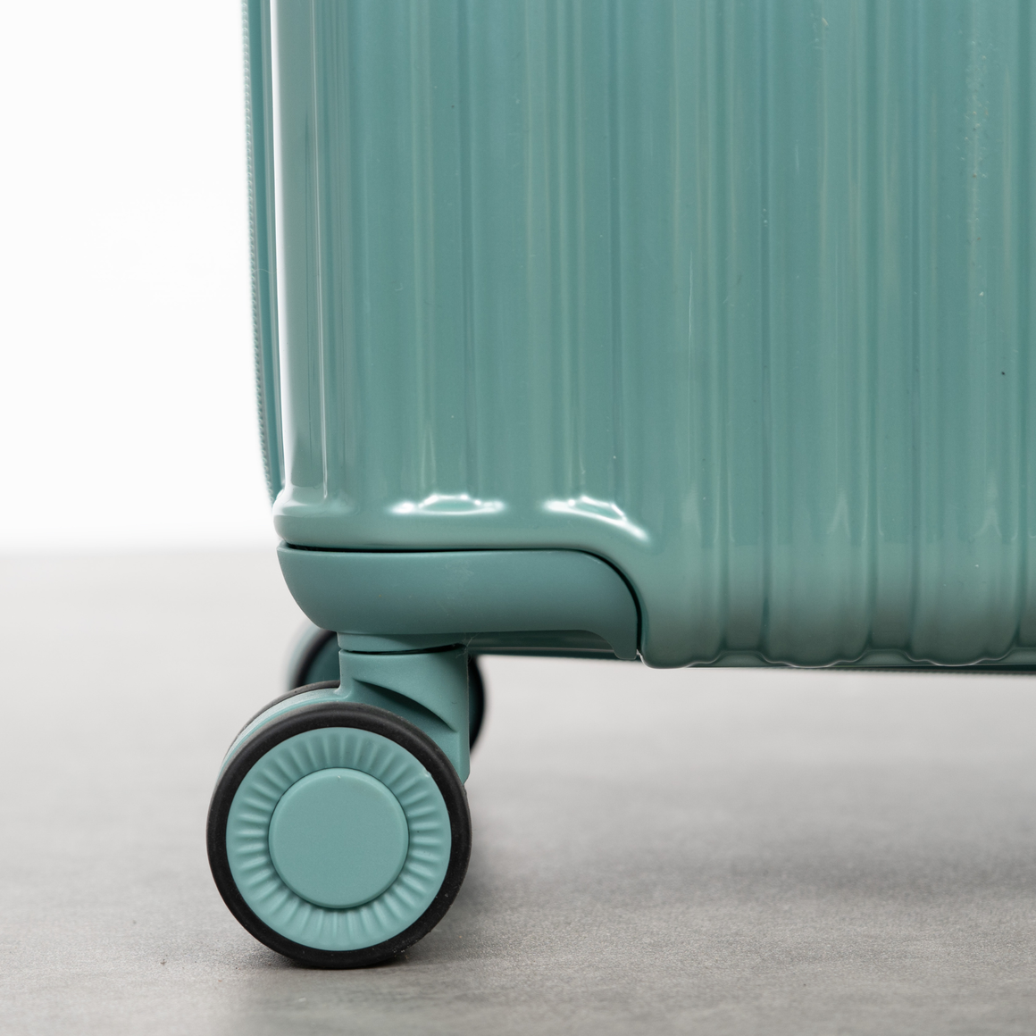 Vesta Medium Suitcase in Seafoam
