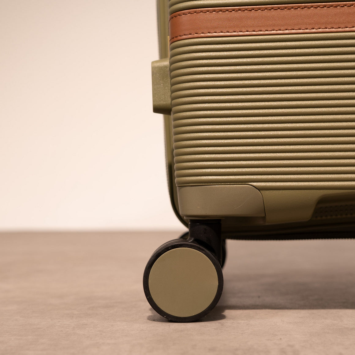 Medina Medium Suitcase in Coriander Green