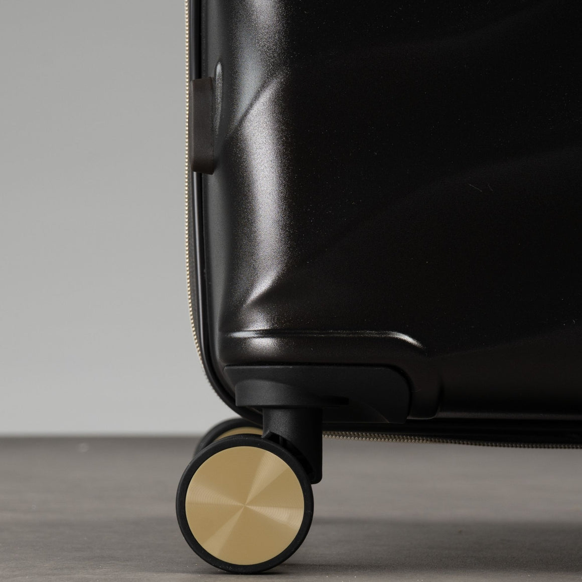 Sahara Medium Suitcase in Moonlight Black