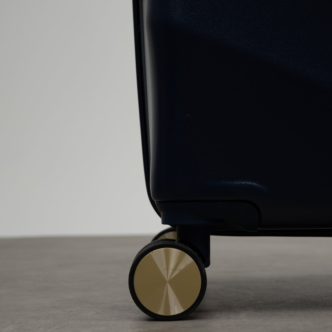 Sahara Medium Suitcase in Navy Midnight