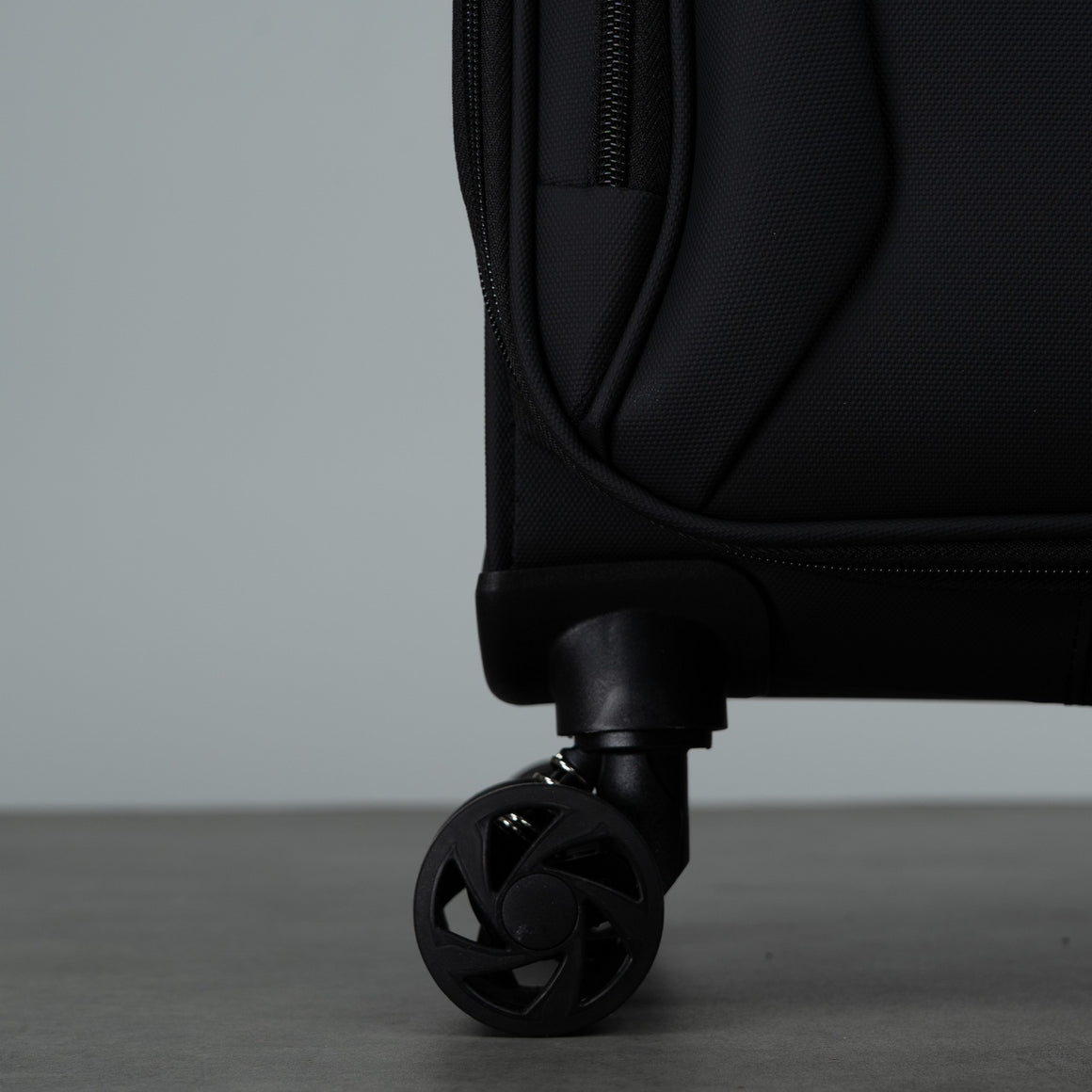 Vitality Extra Large Suitcase in Black