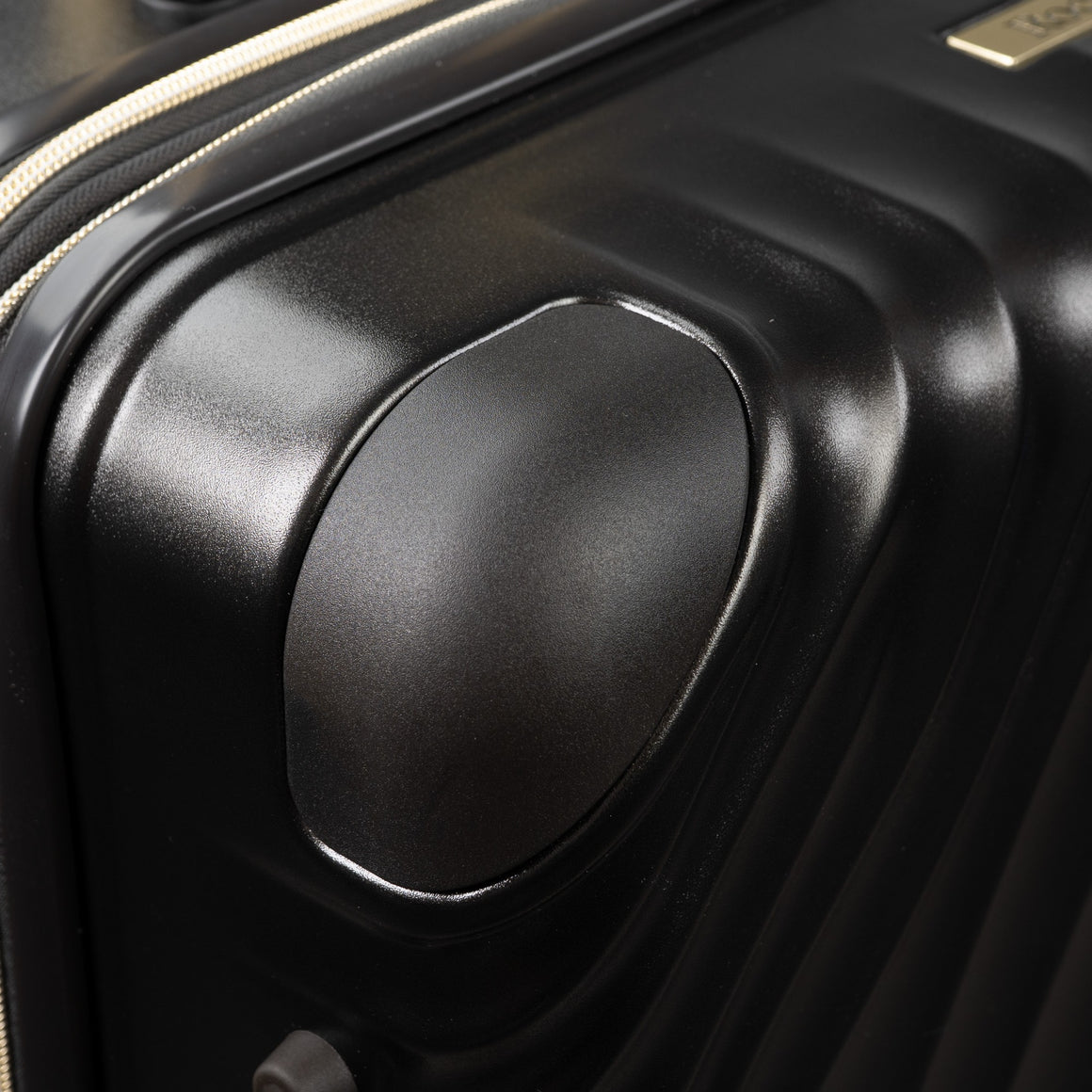 Sahara Medium Suitcase in Moonlight Black