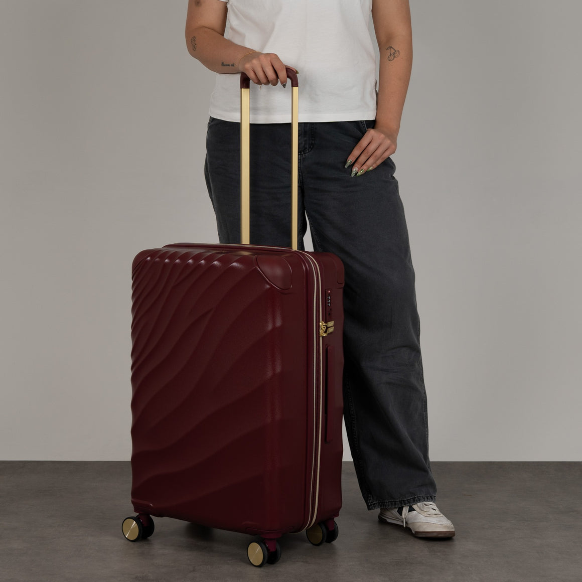 Sahara Medium Suitcase in Burgundy Dusk