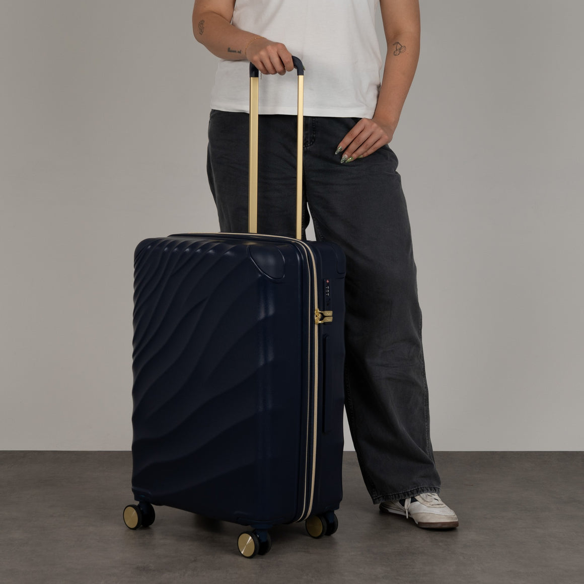 Sahara Medium Suitcase in Navy Midnight