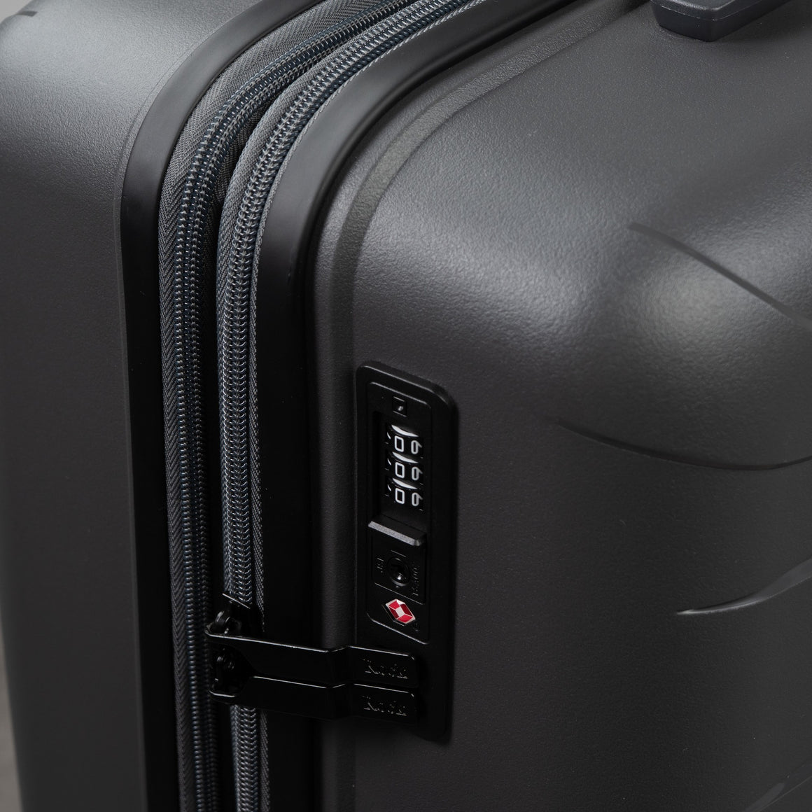 Resilient Set of 3 Suitcases in Charcoal